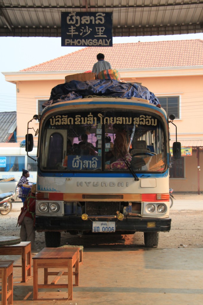 Un bus à la gare de Oudom Xai